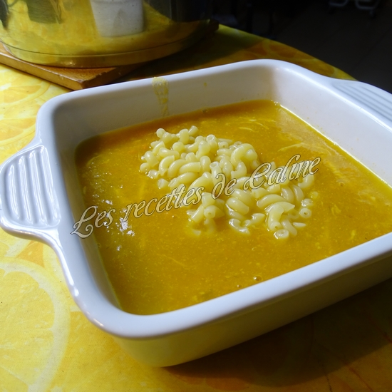 Potage de poireaux et carottes au parmesan avec leurs pâtes coquillettes16