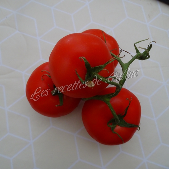 Salade de tomates, surimi et petits croûtons01