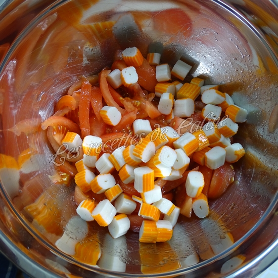 Salade de tomates, surimi et petits croûtons05