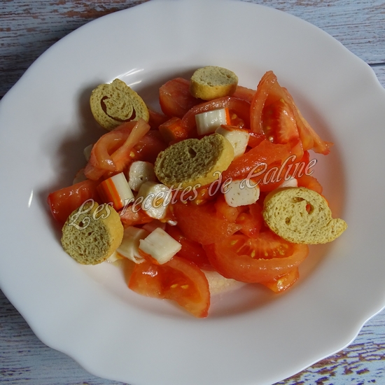 Salade de tomates, surimi et petits croûtons08
