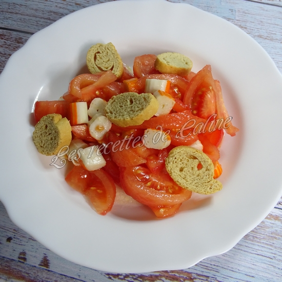 Salade de tomates, surimi et petits croûtons09