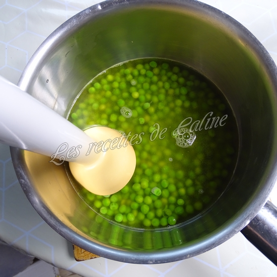 Blanc de poulet grillé, crème de petits pois et purée maison04