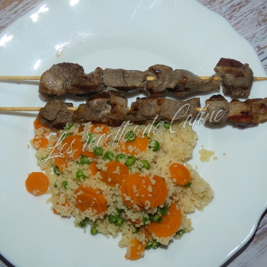 Brochettes de filet de porc sauce soja, semoule et légumes12